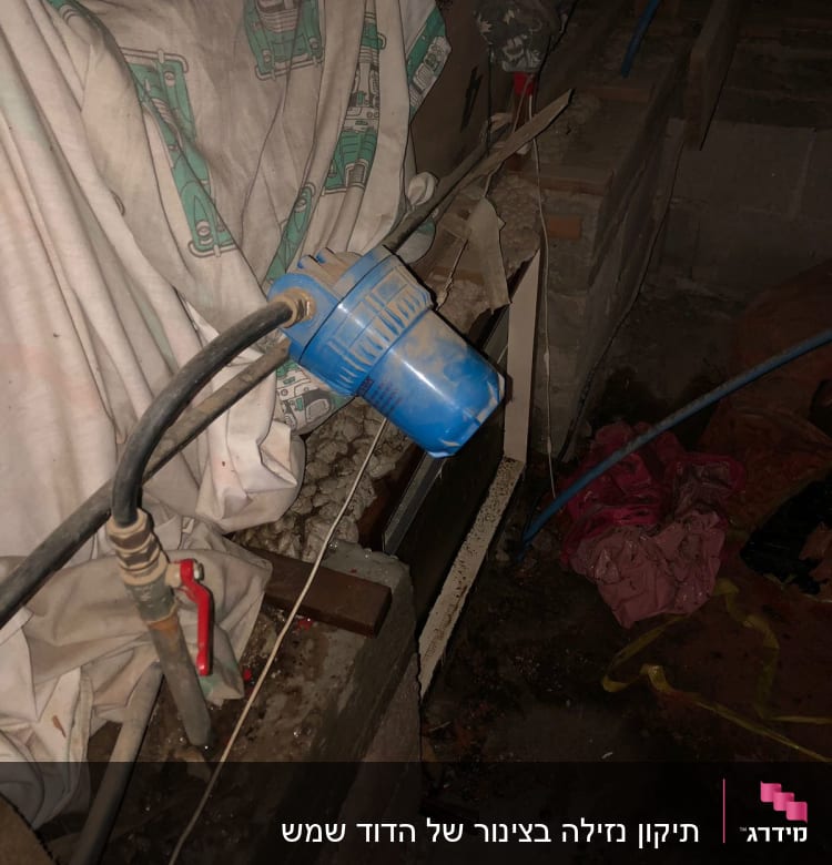 צינור מים עם ברז אדום ומסנן כחול